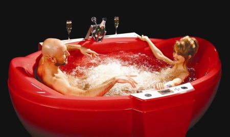 Grande vasca da bagno con idromassaggio