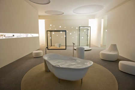 Grande vasca da bagno al centro del bagno