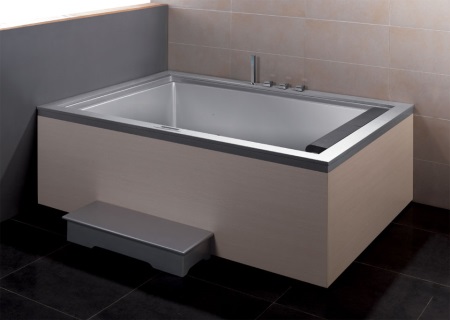 Grande vasca da bagno con gradini