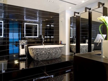 ゼブラ柄のバスタブ