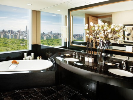 明るい黒のバスルーム