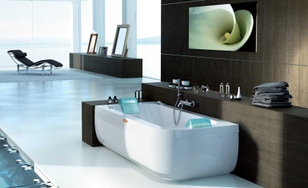 Jacuzzi z okrasnim zaslonom