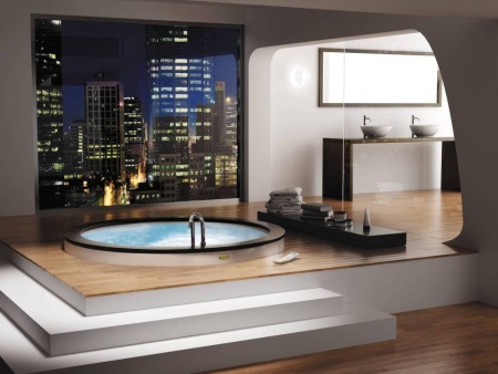 Kopalna kad Jacuzzi je vgrajena v tla.