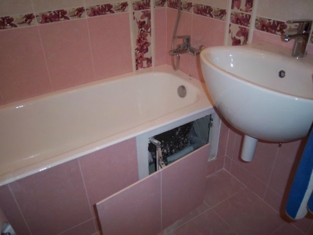 Badkarskärm av keramiska plattor