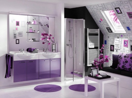 Salle de bains violette brillante