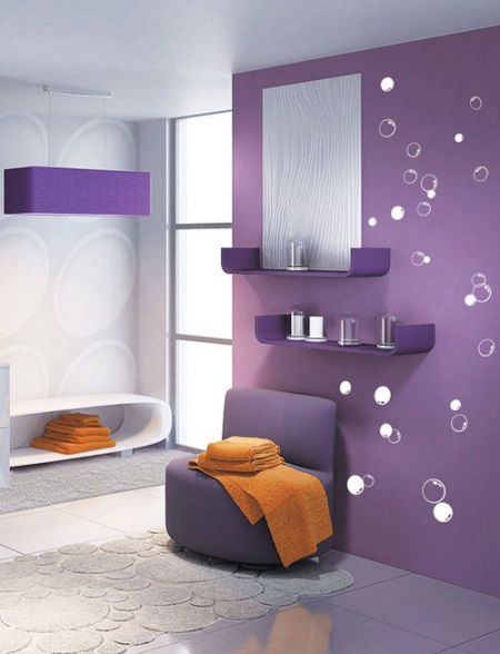 Salle de bains élégante pourpre