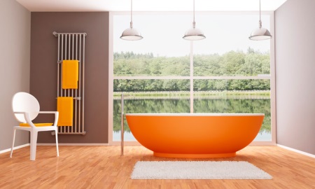 Πορτοκαλί μπανιέρα σε ένα μπεζ και καφέ μπάνιο