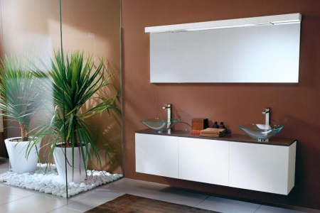 Λευκά έπιπλα σε καφέ μπάνιο