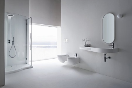 Tranquillité dans une salle de bains blanche