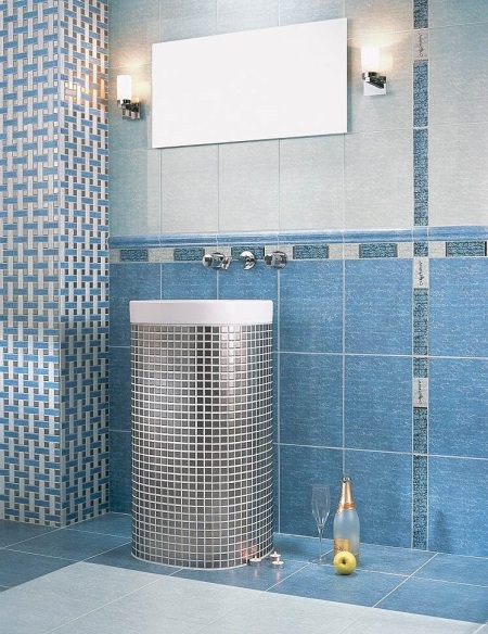 Vannituba sinine ja hõbedane