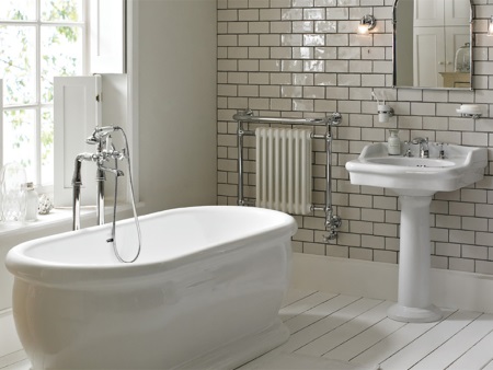 Badkuip met op de vloer gemonteerde douchehouder met mengkraan