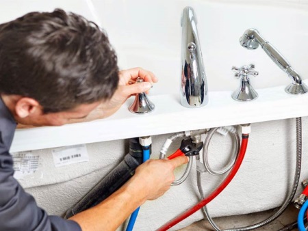 Installeren van een badkraan