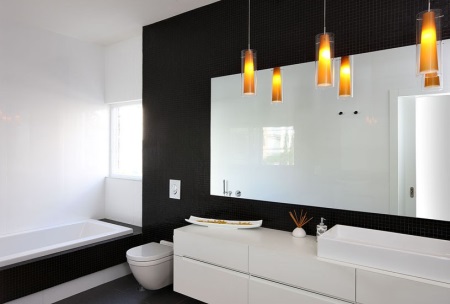 Salle de bains noire et blanche. Des accents lumineux