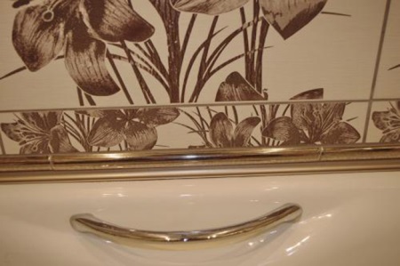 Montering af en kantsten oven på en flise