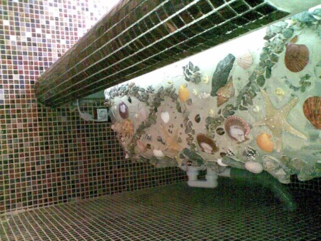 Badkuip versierd met zeeschelpen