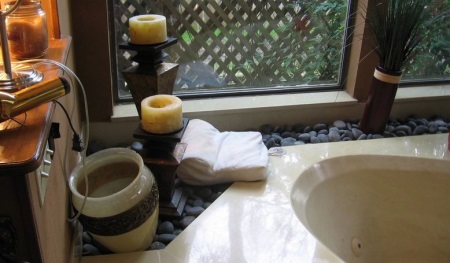 Kaarsen in badkamerinrichting