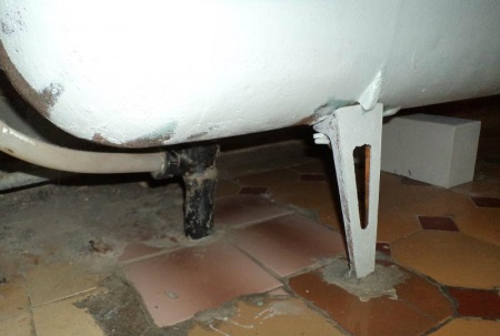 Ant kojų montuojamos vonios išmontavimas