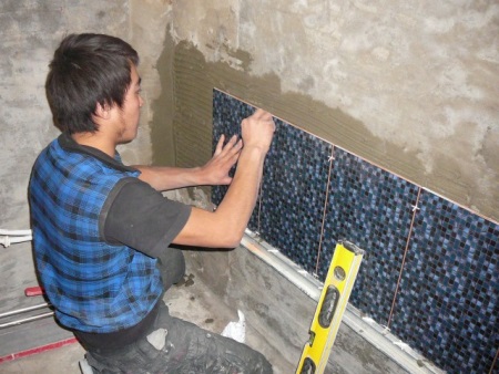 Esimese rea seinaplaatide paigaldamine