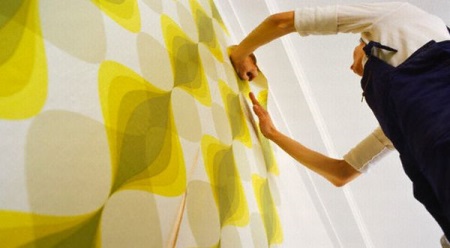 A tapéta ragasztásának folyamata