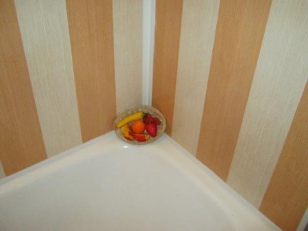 Dalles en plastique posées en bandes