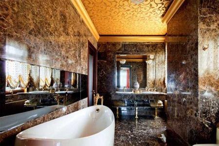 Décoration de salle de bains en marbre et en pierre