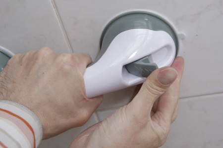 Прикрепване на вакуумния парапет