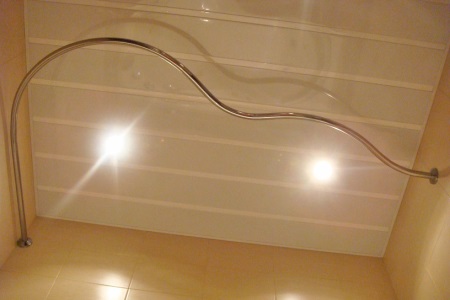 Wellenförmige Vorhangstange