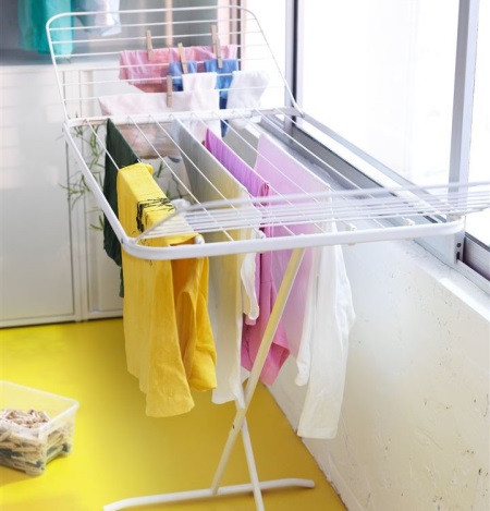 Összecsukható padlós ruhaszárító