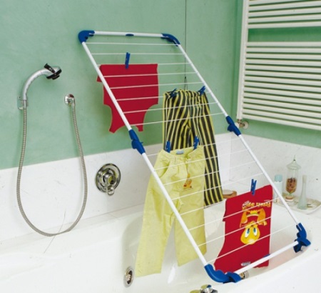 A ruhaszárító a fürdőkádon