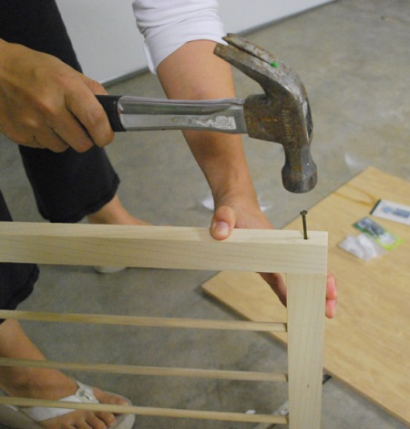 A keret egy ruhaszárító a kezével