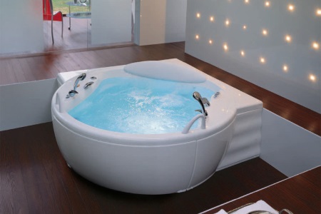 Epäsäännöllisen muotoinen kulmakylpyamme