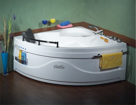 Kylpyamme hyllyllä ja laatikolla