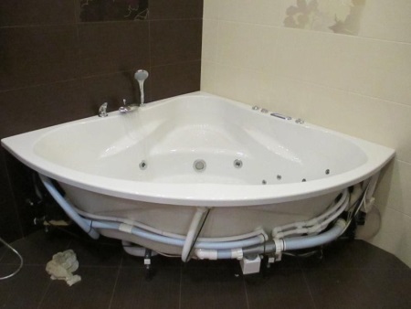 Kylpyamme kiinnikkeillä ja jaloilla