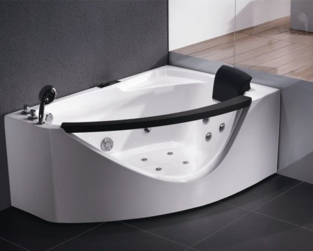 Akryylinen kulmakylpyamme