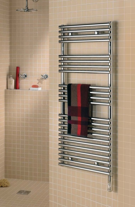 rankšluosčių radiatorius ant sienos