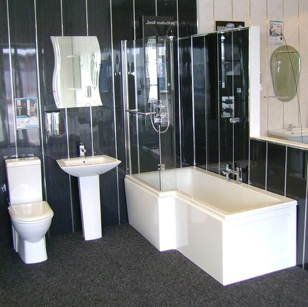 Svart och vit lath badrumsdesign