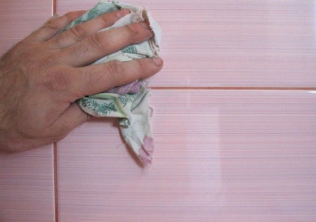 Išdžiūvusio skiedinio valymas šluoste