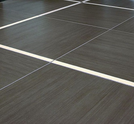 Skirtingų dydžių plytelių sandūros