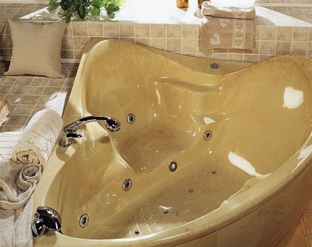 Bež kotna kad z masažno kadjo