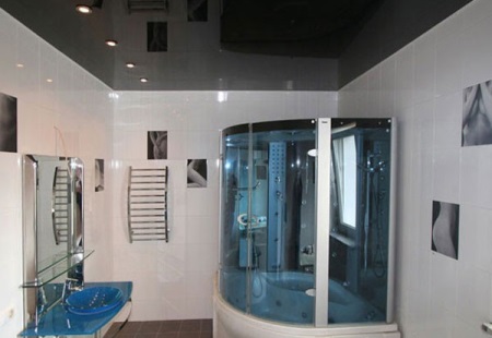 Temni raztegljivi strop v kopalnici