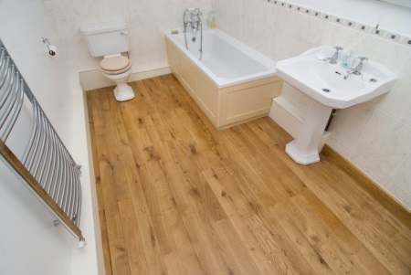 Lesena tla v kopalnici