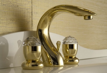 Смесител към умивалника в банята.