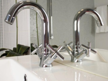 Смесителна батерия за умивалник с двоен вентилатор