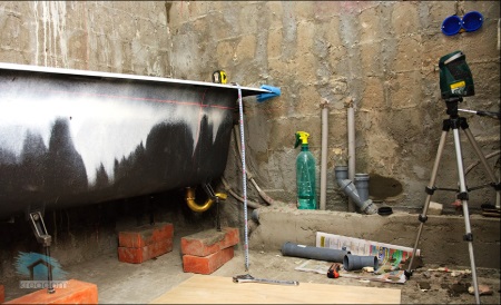 Placering av badkaret på tegelstenarna