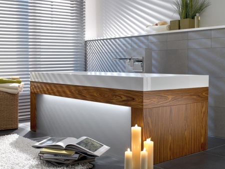 Kvaril badekar med belyst skærm