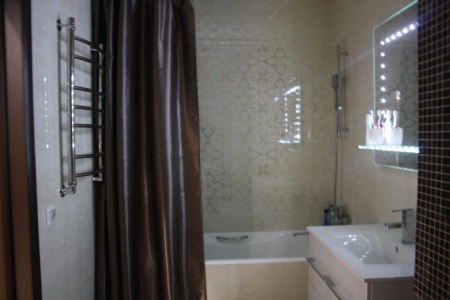 Șină pentru prosoape în baie