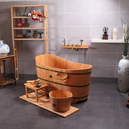 Cada de lemn în formă de butoi