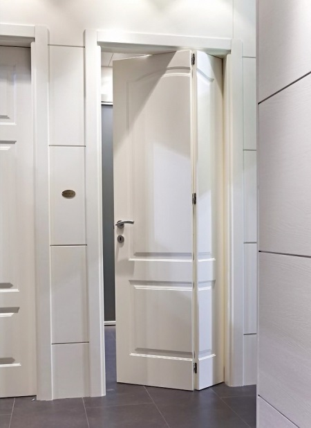 Kvalitatīvas plastmasas salokāmās durvis vannas istabai
