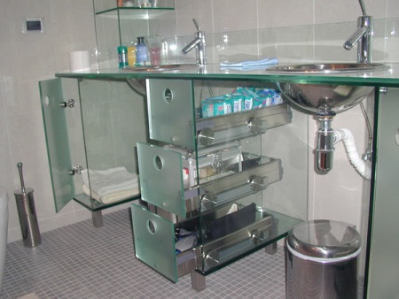 Стъклени рафтове в интериора на банята