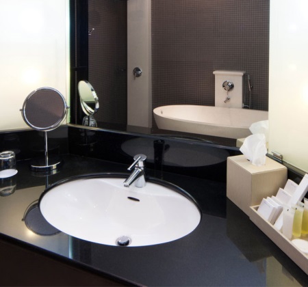 Tükrök egy kis fürdőszobában